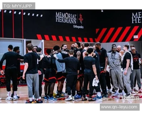 火箭训练营第4日精彩瞬间KD与谢泼德击掌卡佩拉与亚当斯温馨相拥